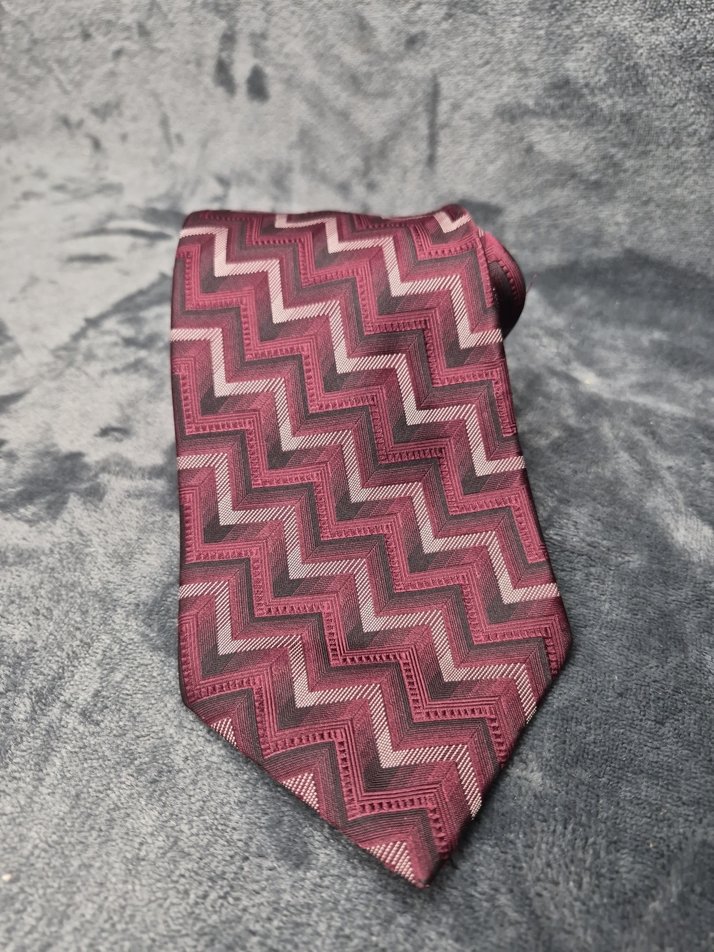 Daniel Gray Necktie Maroon  & Pink Silk Zigzag  Geometric Pattern